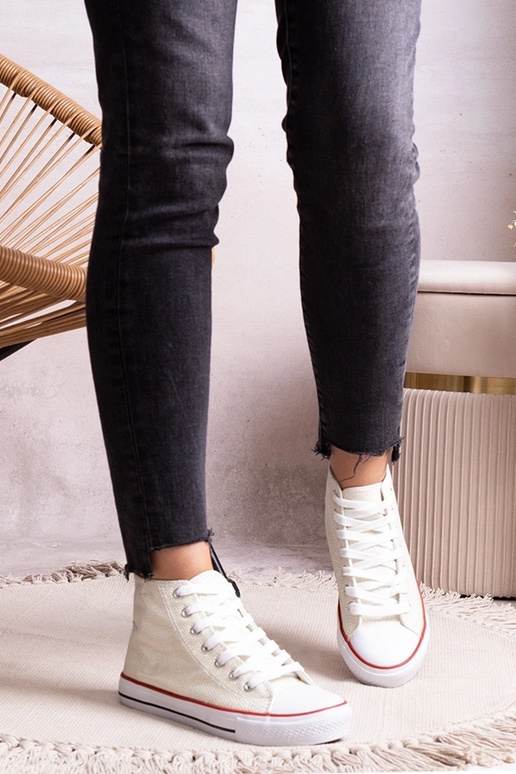 Balti aukšti sportbačiai iš blizgaus...