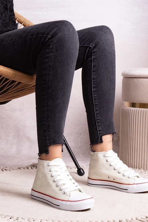 Balti aukšti sportbačiai iš blizgaus...