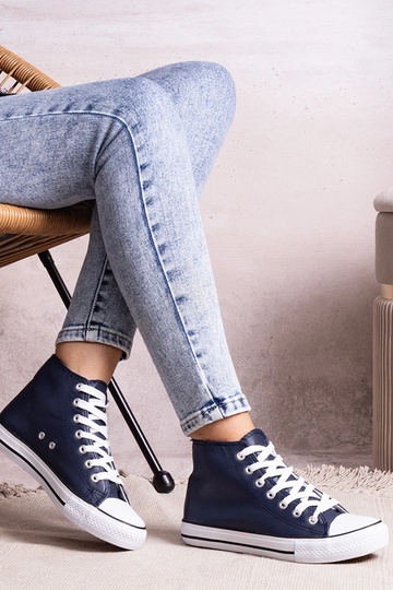 Tamsiai mėlyni aukšti...