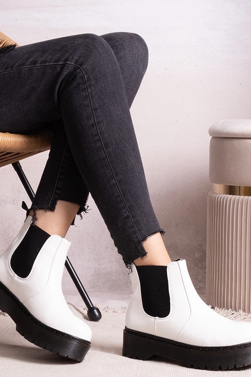 Baltieji aulinukai ant platformos...