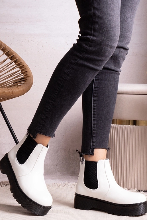 Baltieji aulinukai ant platformos...