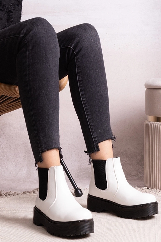 Baltieji aulinukai ant platformos...