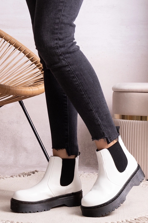 Baltieji aulinukai ant platformos...