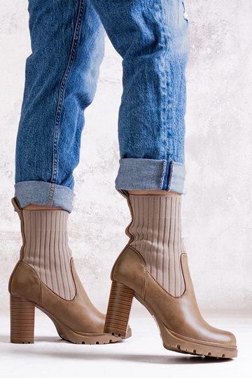 Tamsiai smėlio spalvos...