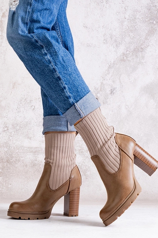 Tamsiai smėlio spalvos kulkšnies...