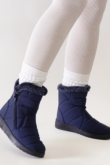 Tamsiai mėlyni sniego batai...