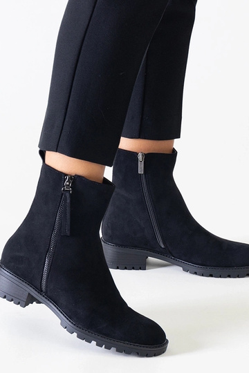 Juodi aukštos platformos...