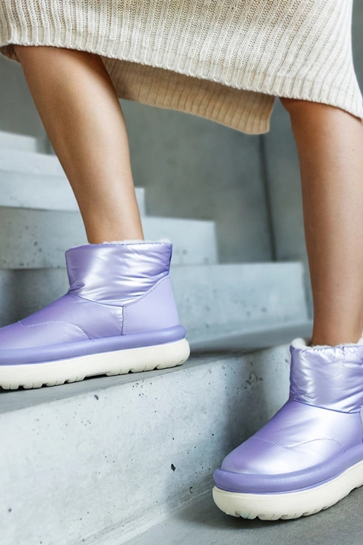 Violetiniai šilti sniego batai ant...