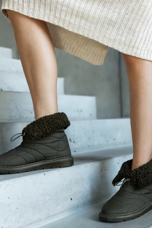 Žalios spalvos izoliuoti sniego batai...