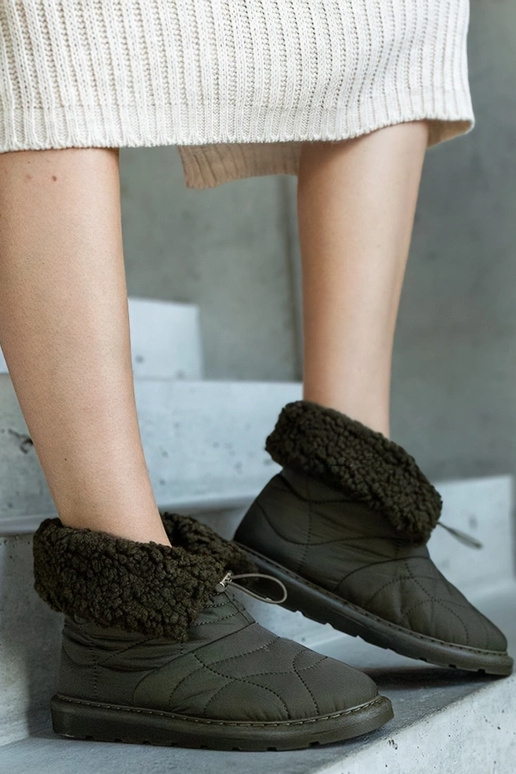 Žalios spalvos izoliuoti sniego batai...