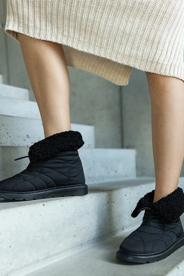 Juodi izoliuoti sniego...