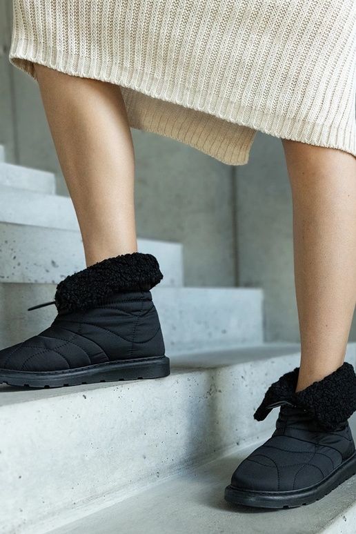 Juodi izoliuoti sniego batai su...