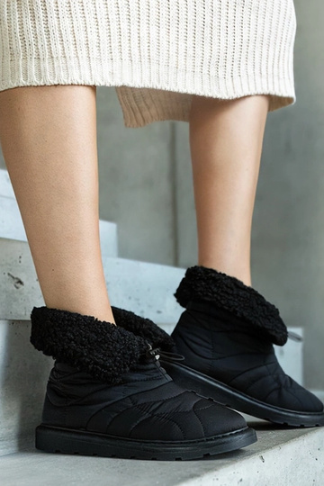 Juodi izoliuoti sniego... 2