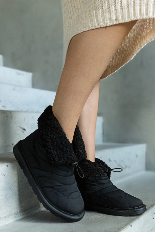 Juodi izoliuoti sniego batai su...