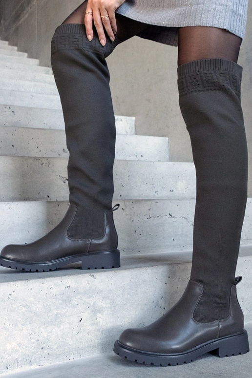 Žali Juanra ilgaauliai elastiniais...