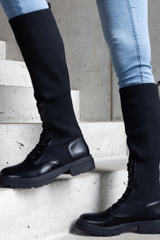 Juodi užsegami batai su lankstaus... Juodi užsegami batai su lankstaus...