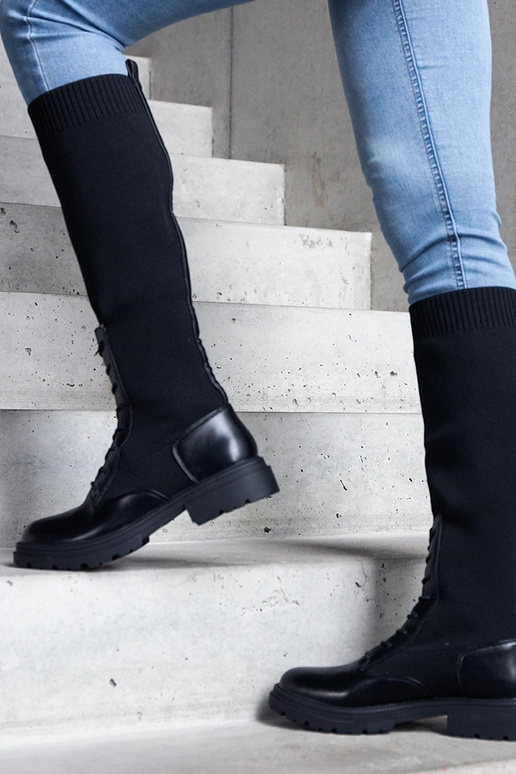 Juodi užsegami batai su lankstaus... Juodi užsegami batai su lankstaus...