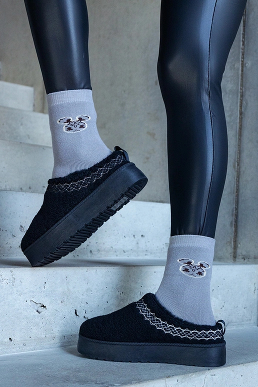 Juodi snieglenčiai ant platformos su...