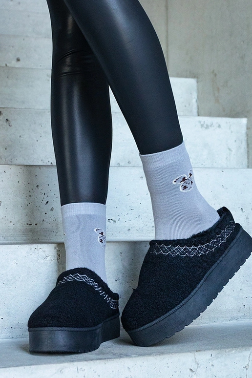 Juodi snieglenčiai ant platformos su...