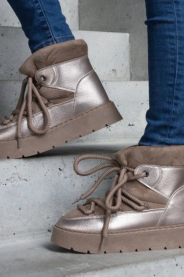 Tamsiai smėlio spalvos...