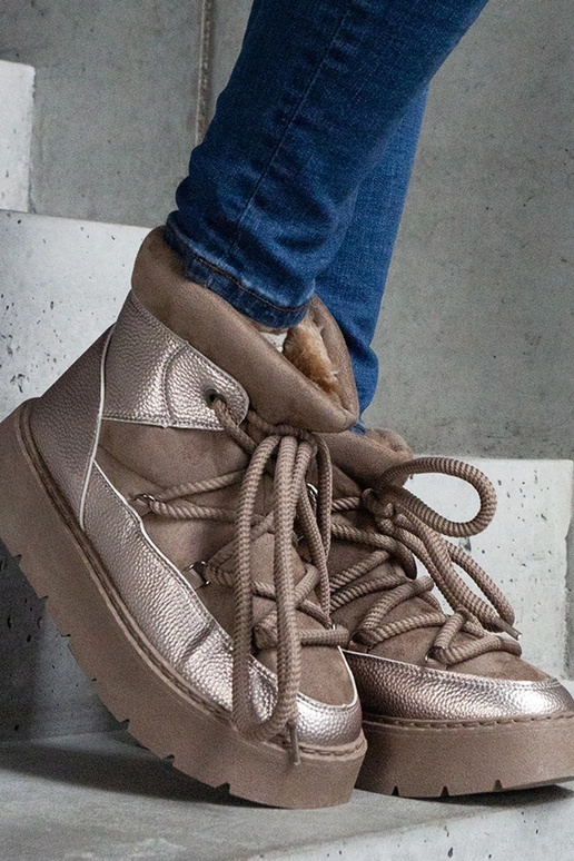 Tamsiai smėlio spalvos kailiu pamušti...