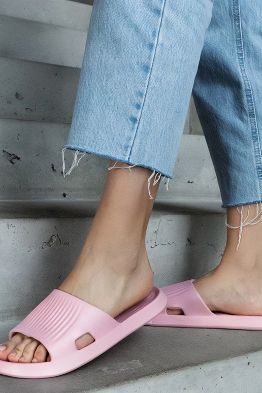 Medinės rožinės putplasčio šlepetės Medinės rožinės putplasčio šlepetės