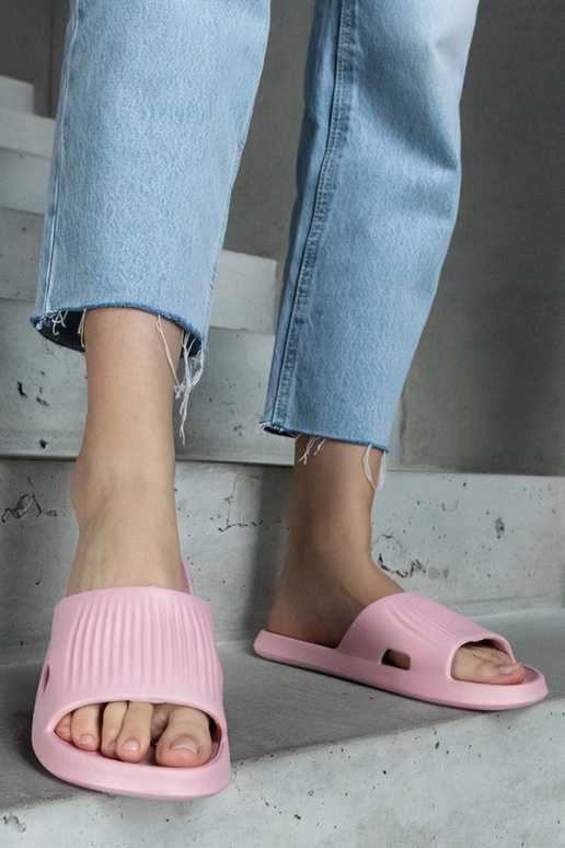 Medinės rožinės putplasčio šlepetės Medinės rožinės putplasčio šlepetės