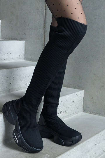 Juodi slip-on ilgi batai su lanksčia šonine dalimi ant masyvios pado Lokira 2