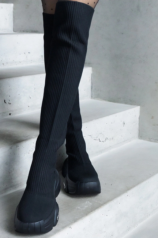 Juodi slip-on ilgi batai su lanksčia...