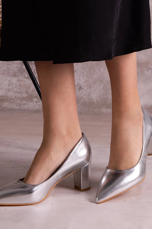 Sidabriniai pompos su blokiniu kulnu...