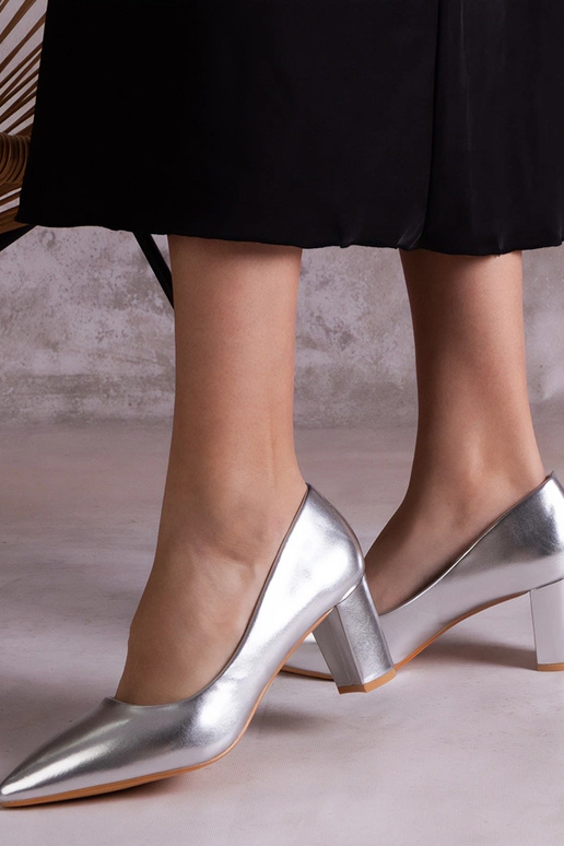 Sidabriniai pompos su blokiniu kulnu...