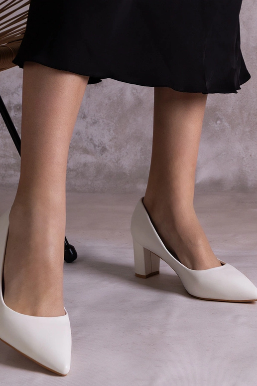 Tunijos baltos spalvos pompos su...