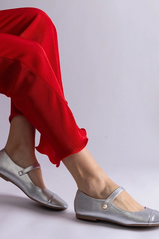 Sidabrinės lakuotos pirštinės...