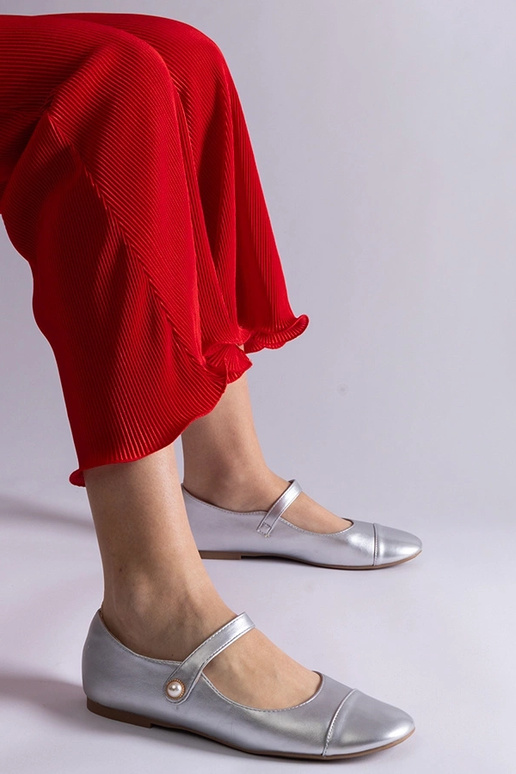 Sidabrinės lakuotos pirštinės...