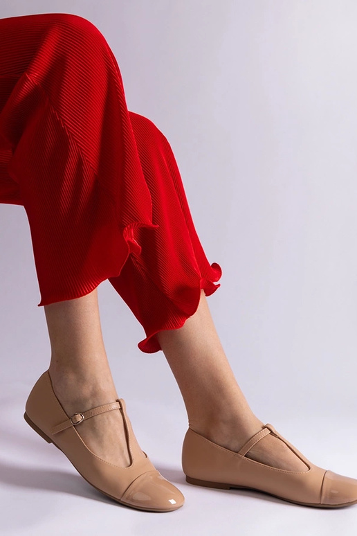 Smėlio spalvos lakinės odos balerinos...