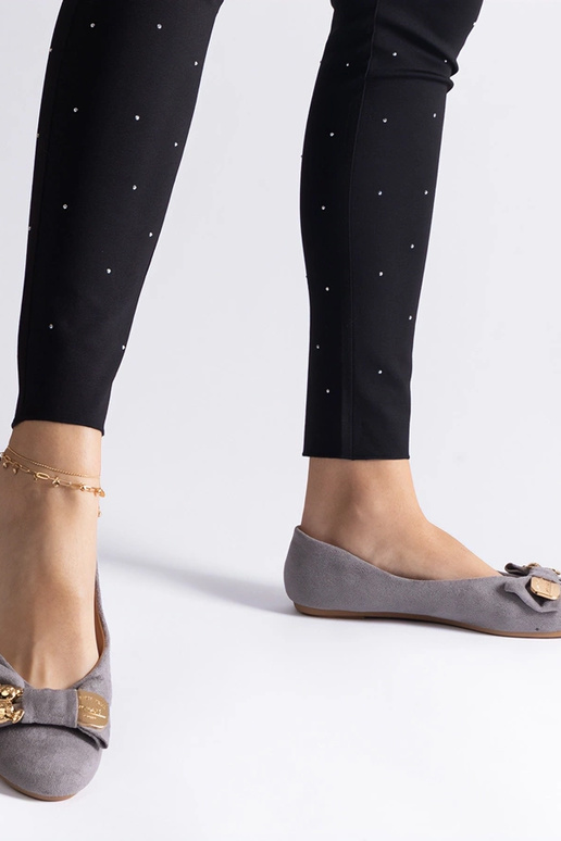 Pilkos spalvos baleto buteliai...