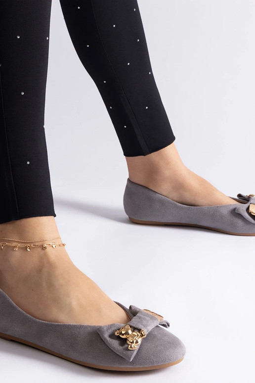 Pilkos spalvos baleto buteliai...