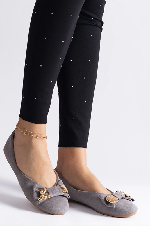 Pilkos spalvos baleto buteliai...