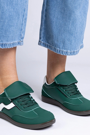 Žali žemi moteriški...