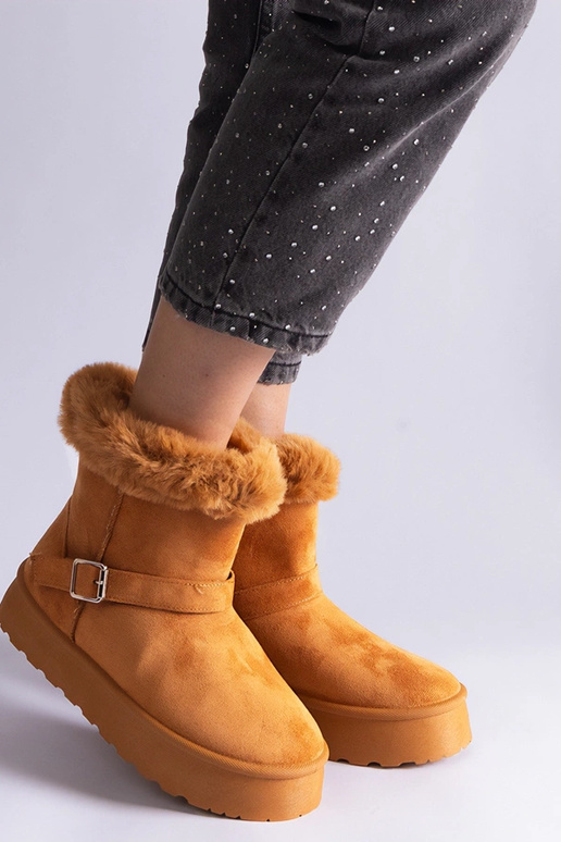 Rudos spalvos izoliuoti sniego batai...