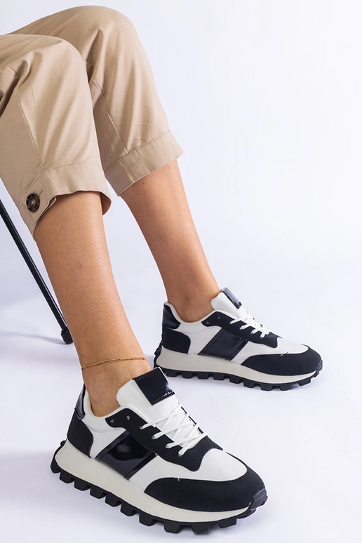 Juodi sportbačiai su matoma Restia...