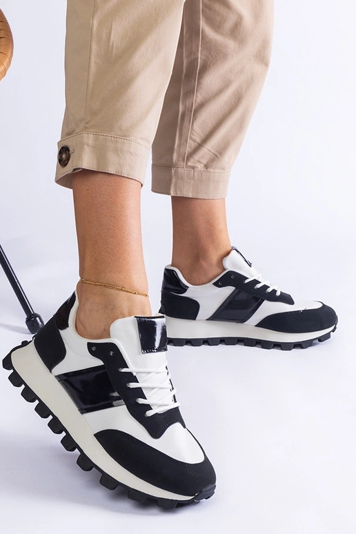 Juodi sportbačiai su matoma Restia...