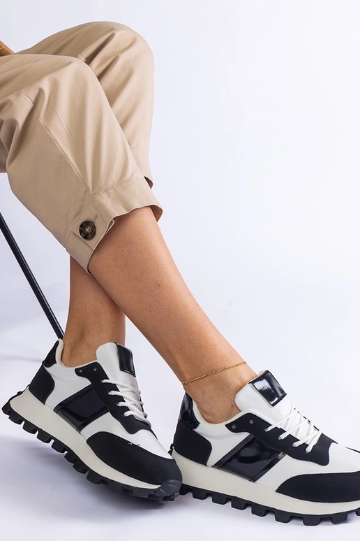 Juodi sportbačiai su matoma Restia...