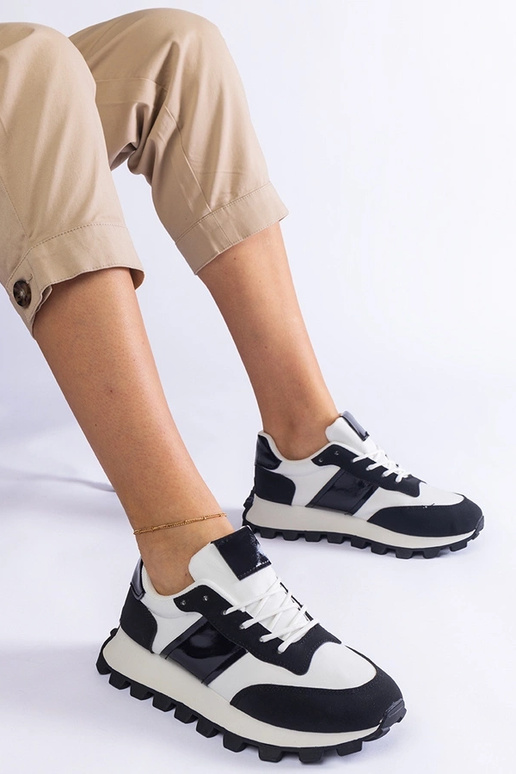 Juodi sportbačiai su matoma Restia...