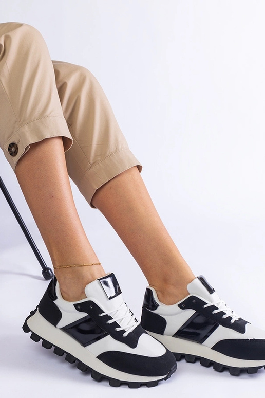 Juodi sportbačiai su matoma Restia...