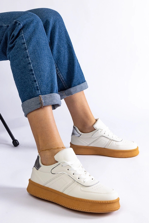 Balti suvarstomi sportbačiai ant...