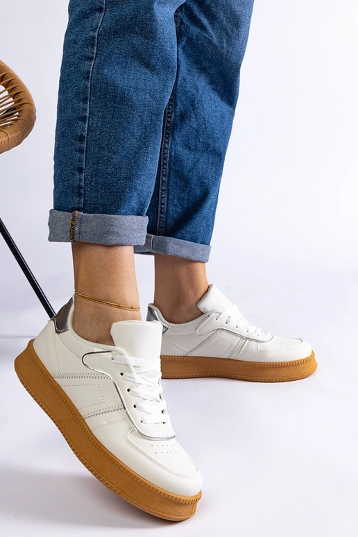 Balti suvarstomi sportbačiai ant...