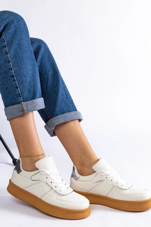 Balti suvarstomi sportbačiai ant...