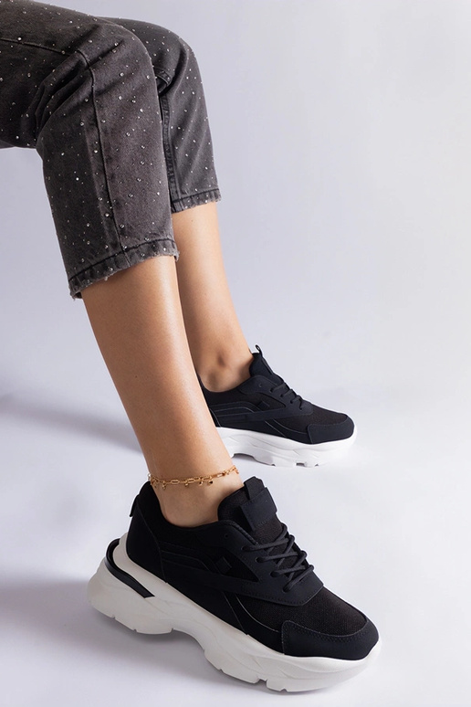 Juodi sportbačiai su storesniu padu...