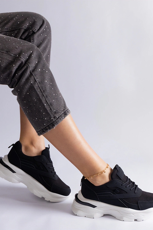 Juodi sportbačiai su storesniu padu...